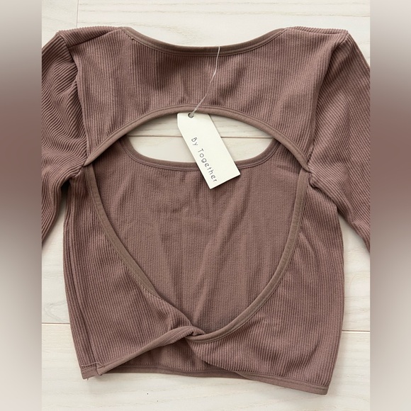 Open back long-sleeve top - Picture 3 of 5